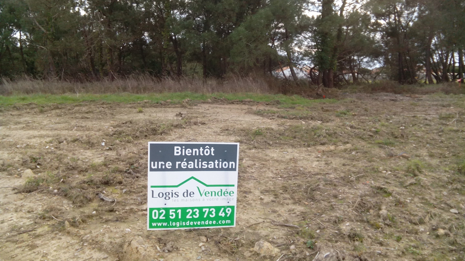 Terrain constructible de 455m2 à Brem-sur-Mer